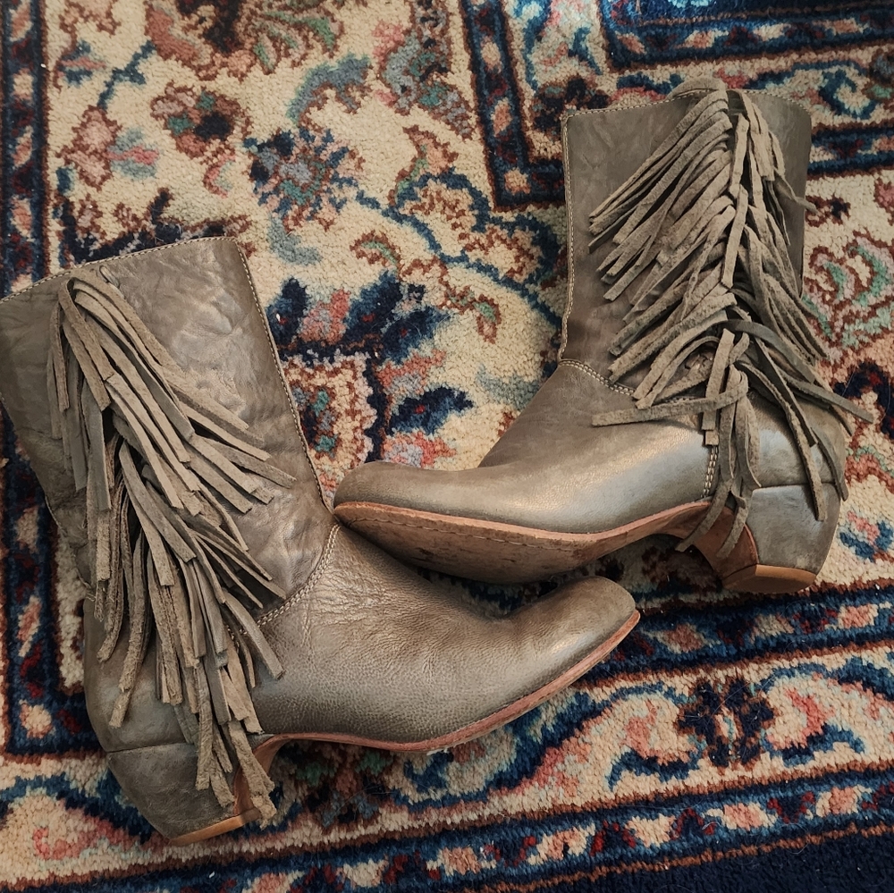 Gee Wawa From Anthropologie Grey Fringe Boots 6